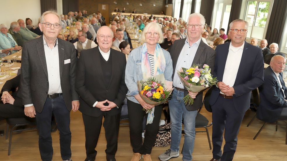 Regina Bunger (Mitte) und Ludger Niehaus (4. von links), die Initiatoren der Tafel, wurden von Heribert Mählmann vom Caritas-Sozialwerk (rechts) sowie Paul Horst (2. von links) und Reinhold Looschen geehrt. Foto: Hans Passmann