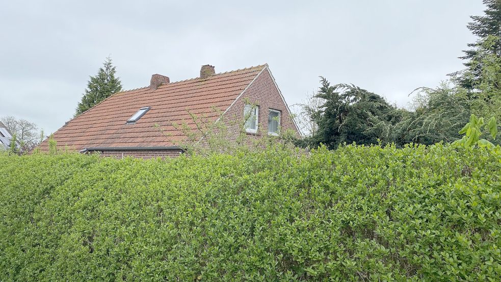Im Garten dieses Hauses in Fulkum wurde in den späten Abendstunden des 1. April 2026 eine Leiche entdeckt. Foto: Imke Oltmanns