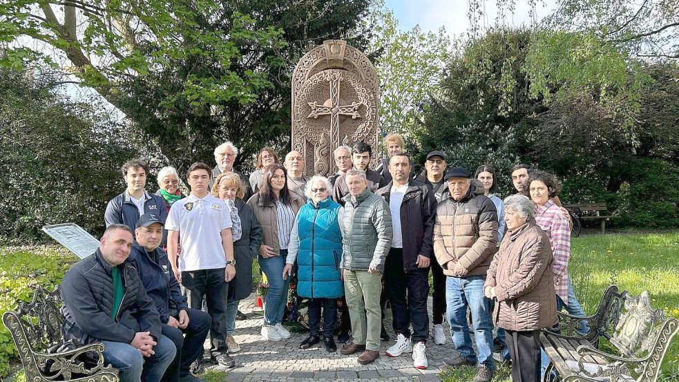 Die Armenier in Leer sind zwar eine kleine Gemeinschaft, aber sie halten fest zuammen. Seit 2015 steht ihr drei Meter hoher Kreuzstein als Mahnmal im Inselgarten Leer. Foto: Armenischer Verein Leer