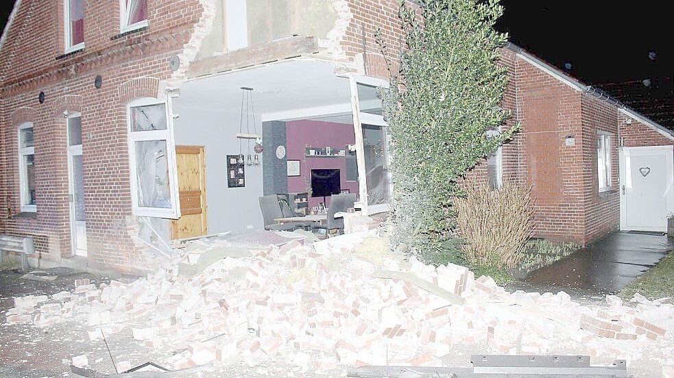 So sah die Fassade nach dem Auto-Crash aus. Foto: Feuerwehr Weener