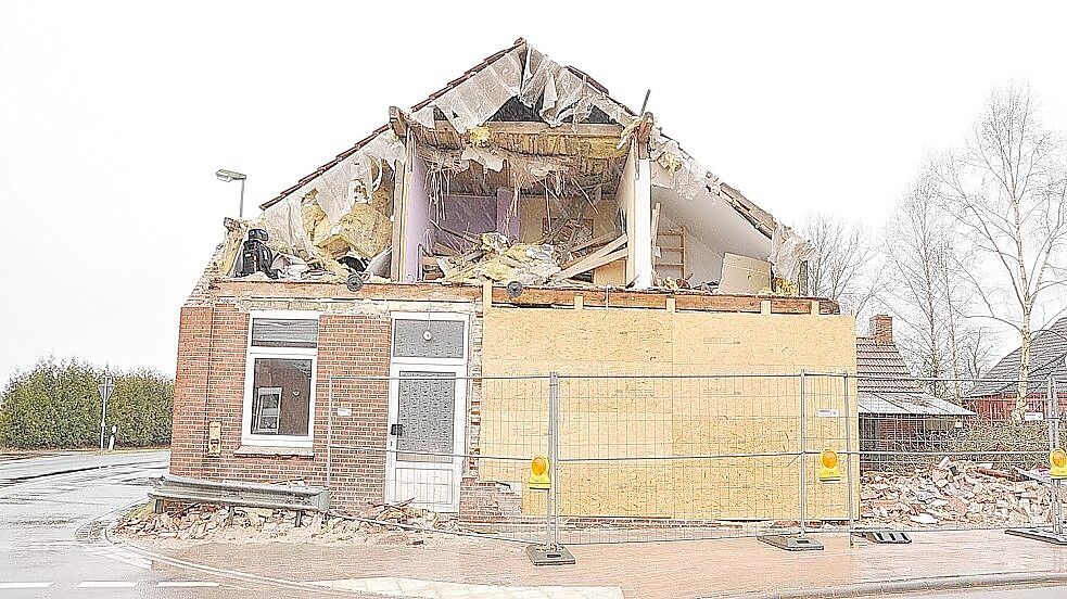 Weil Gebäudeteile herabzustürzen drohten, wurden die Fassade und das Dach großflächig abgetragen. Foto: Feuerwehr Weener
