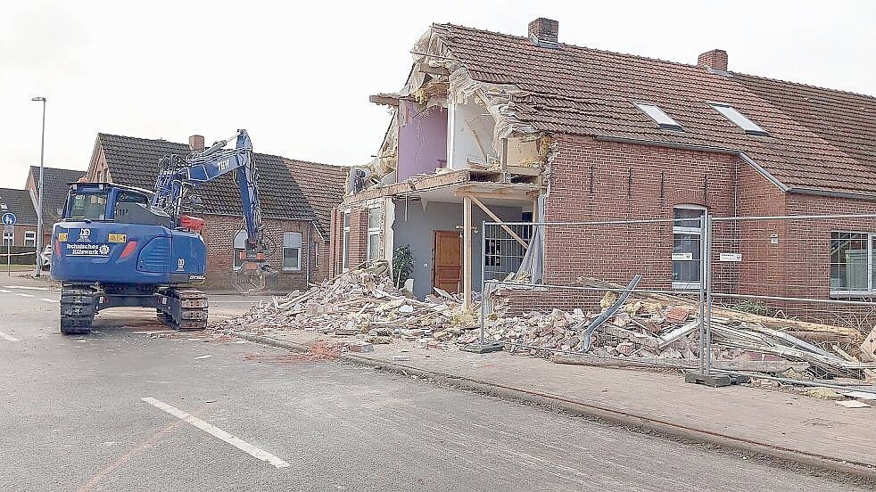 Mit einem Bagger wurden Gebäudeteile im Bereich der Fassade abgetragen. Foto: Feuerwehr