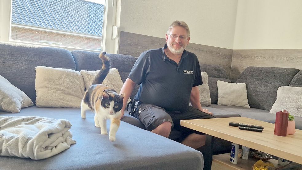 Björn und Melanie Andreßen haben es sich in ihrer Übergangsunterkunft mit ihren Katzen und ihrer zwölfjährigen Tochter wohnlich eingerichtet. Foto: Tatjana Gettkowski