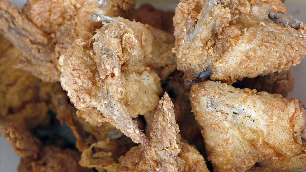 Hähnchenflügel für einen Euro das Stück: Die französische Fast-Food-Kette Master Poulet ist für extrem niedrige Preise bekannt. Foto: imago/AAP