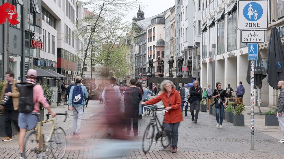 Die Grimmaische Straße in der Leipziger Innenstadt ist nach der Amokfahrt wieder für Passanten freigegeben. Foto: Jan Woitas/dpa