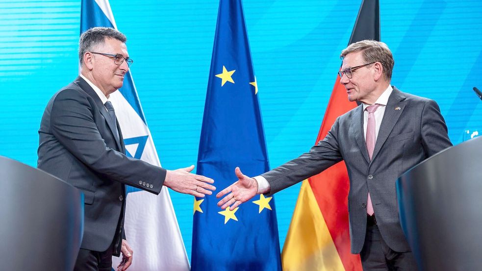 Außenminister Wadephul ruft in einer Pressekonferenz mit seinem israelischen Kollegen Saar den Iran zur Rückkehr an den Verhandlungstisch auf Foto: Michael Kappeler/dpa
