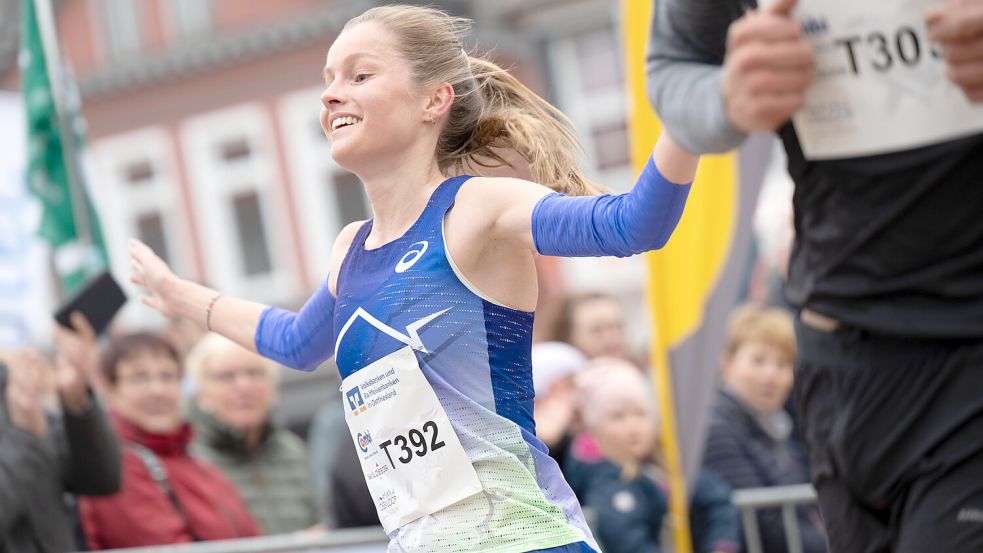 Katharina Saathoff ist die ostfriesische Langstreckenkönigin und gewann als Tagesläuferin souverän die Etappe. Fotos: Klaus Ortgies
