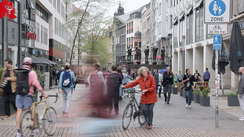 Die Stadt Leipzig will die von der Amokfahrt betroffene Einkaufsstraße besser gegen das Befahren von Fahrzeugen sichern. Foto: Jan Woitas/dpa