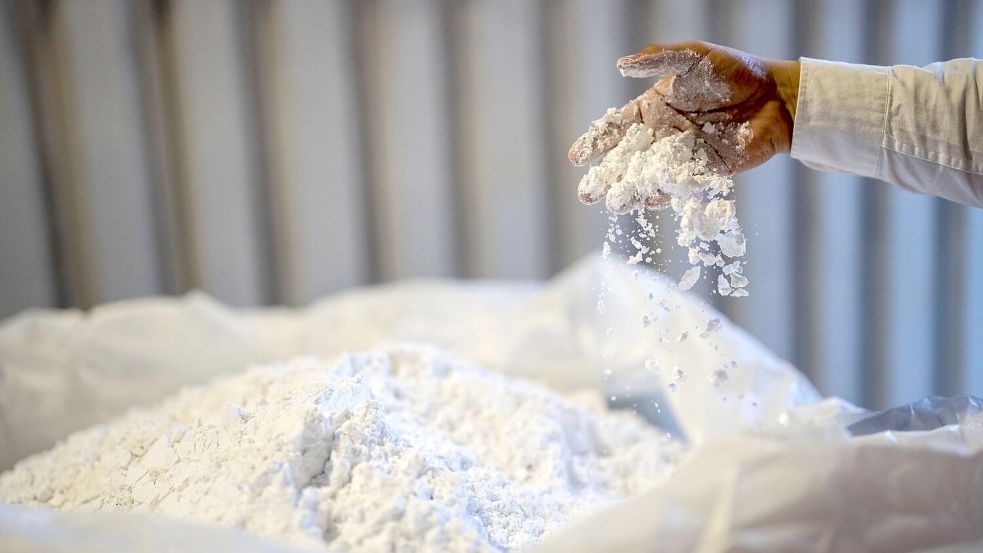 Lithium in einer chilenischen Verarbeitungsanlage. Dieser und viele andere Rohstoffe haben sich im ersten Quartal stark verteuert. (Symbolbild) Foto: Rodrigo Abd/AP/dpa