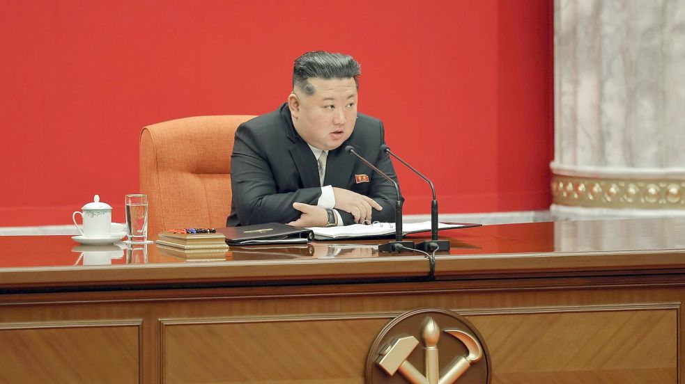 Nordkoreas Machthaber Kim Jong Un rückt von dem jahrzehntelangen Ziel einer Wiedervereinigung mit Südkorea ab. (Archivbild) Foto: Uncredited/KCNA/KNS/dpa