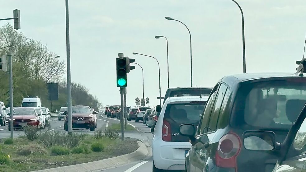 Daran, dass der Verkehr sich rund um die Ledabrücke staut, müssen Pendlerinnen und Pendler sich vermutlich erst einmal gewöhnen. Foto: privat/Archiv