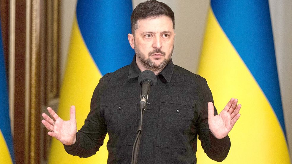 Nachdem Russland eine Waffenruhe zum Tag des Sieges im Zweiten Weltkrieg am 9. Mai angekündigt hatte, antwortete der ukrainische Präsident Selenskyj mit einem eigenen Vorstoß. (Archivbild) Foto: Danylo Antoniuk/AP/dpa