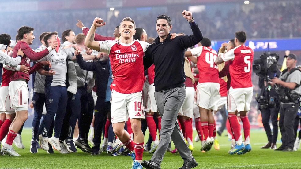 Arsenal-Coach Mikel Arteta feiert den Einzug ins Champions-League-Finale mit Leandro Trossard. Foto: John Walton