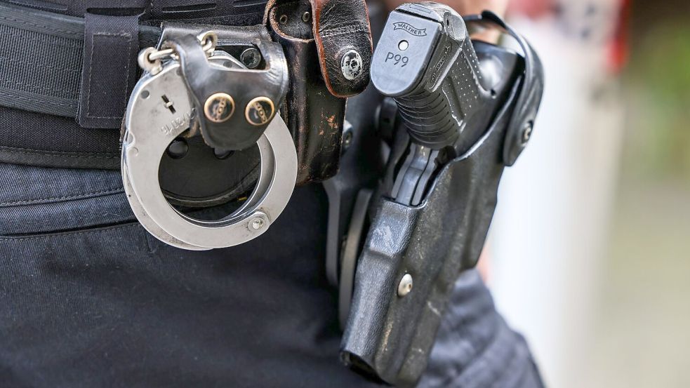 Zwei Polizisten erschießen einen Hund bei einem Einsatz im Kreis Harburg. (Symbolbild) Foto: Christoph Reichwein