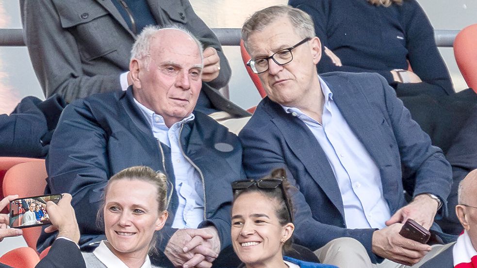 Uli Hoeneß sitzt noch oft auf der Tribüne der Allianz Arena und redet mit Bayern-Boss Jan-Christian Dreesen. Foto: IMAGO/Eibner