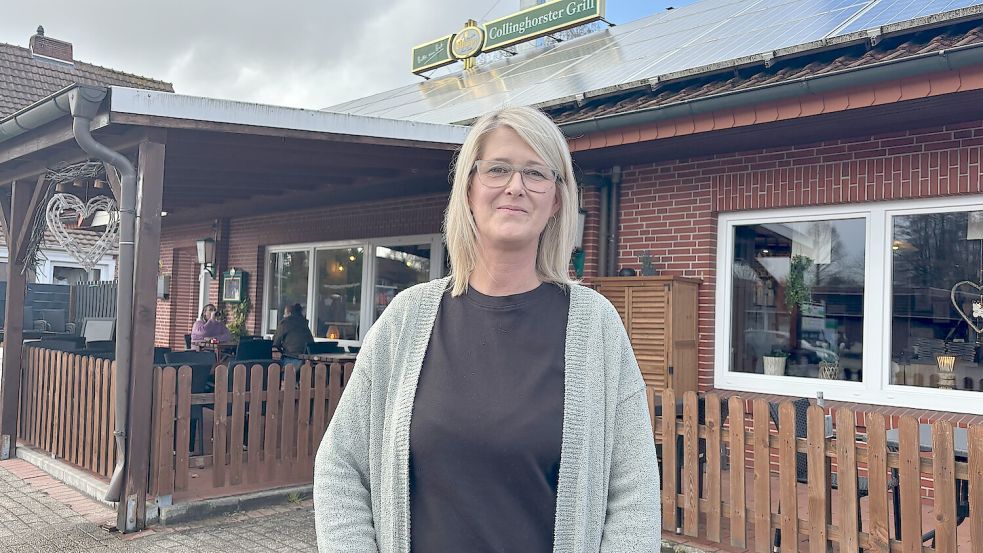 Seit Jahrzehnten ein Begriff in Collinghorst: Inhaberin Elke Stockfisch steht vor dem Collinghorster Grill, dem Traditionsimbiss an der B 438. Foto: Henrik Zein