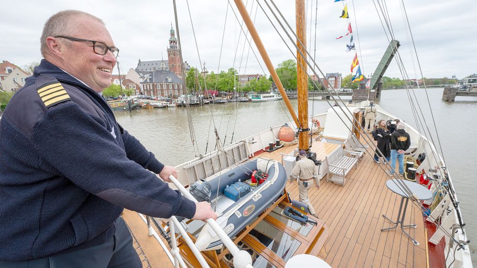 Die erste Fahrt zurück ging einmal durch den Leeraner Hafen. Foto: Klaus Ortgies
