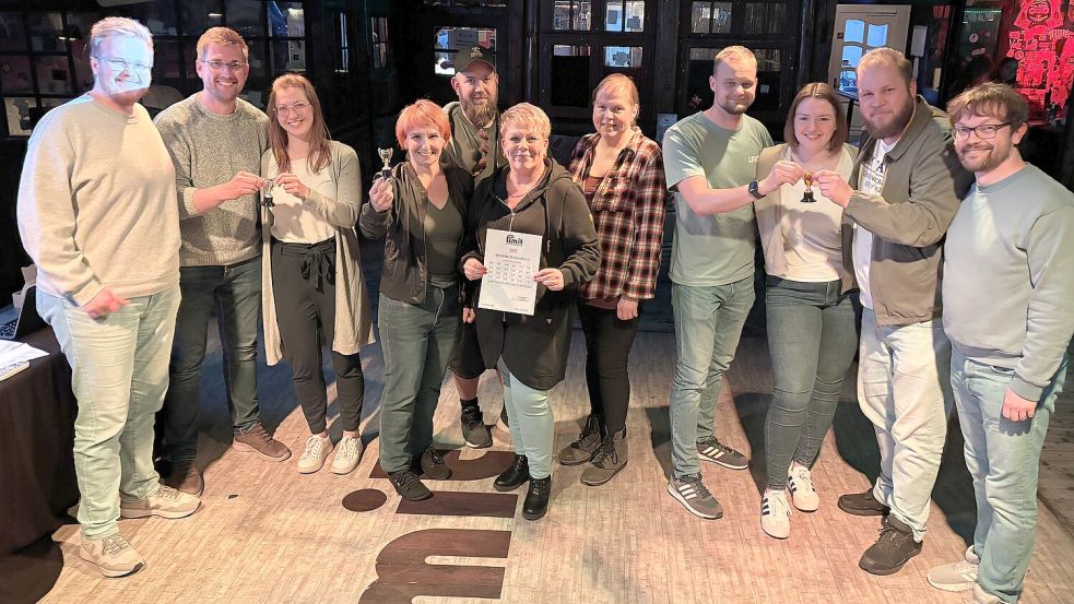 Das Foto zeigt die drei erstplatzierten Teams des Kneipenquiz, das diese Zeitung zum Tag des Lokaljournalismus zusammen mit der Diskothek Limit veranstaltet hatte. Moderiert wurde die Veranstaltung von den beiden Redakteuren Jonas Bothe (rechts) und Daniel Noglik (links). Gewonnen hat das Team „Pinky an the Brain-Bitches“ (Mitte). Den zweiten Platz sicherte sich „Ben Inga Fehn“ (links), gefolgt von „2,5 Gehirnzellen“. Foto: Carsten Ammermann