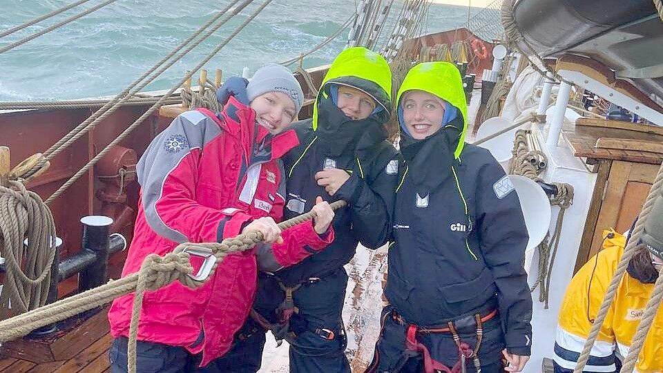 Auf der ersten Etappe von Amsterdam nach Spanien geriet das Segelschiff im Ärmelkanal in einen Sturm. Foto: Beeke Cramer/Ocean College