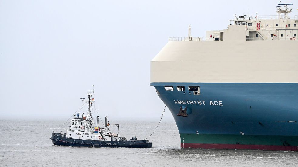 Alltag auf der Außenems: Ein Schlepper empfängt den Autotransporter „Amethyst Ace“ und begleitet das RoRo-Schiff an seinen Liegeplatz. Foto: diebildwerft/Imago/Archiv