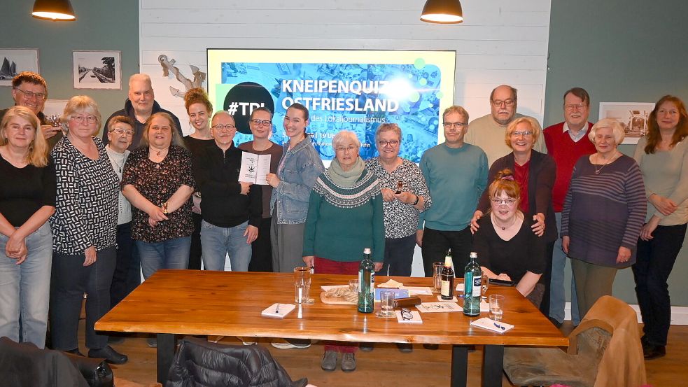 Gewonnen hatten am Ende alle - an Wissen über den Lokaljournalismus und Spaß am Kneipenquiz: Gruppenbild mit allen Teilnehmenden im Ankerplatz sowie die beiden GA-Redakteurinnen Marion Janßen und Astrid Fertig, die das Quiz moderiert hatten. Foto: Holger Weers