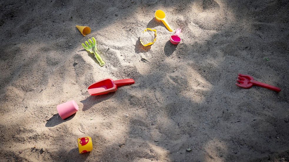 In Ostfriesland ist ein dreijähriges Kind in ein Sandloch gefallen und im Krankenhaus gestorben. (Symbolbild) Foto: Christian Charisius