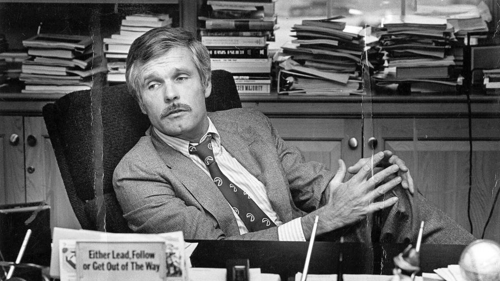 Ted Turner sitzt 1982 an seinem Schreibtisch im CNN Center. Foto: Nancy Mangiafico/Atlanta Journal