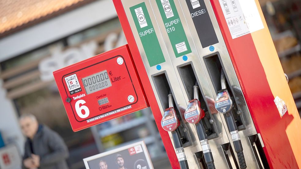 Hohe Spritpreise an den Tankstellen belasten Autofahrer in Deutschland Foto: Philip Dulian