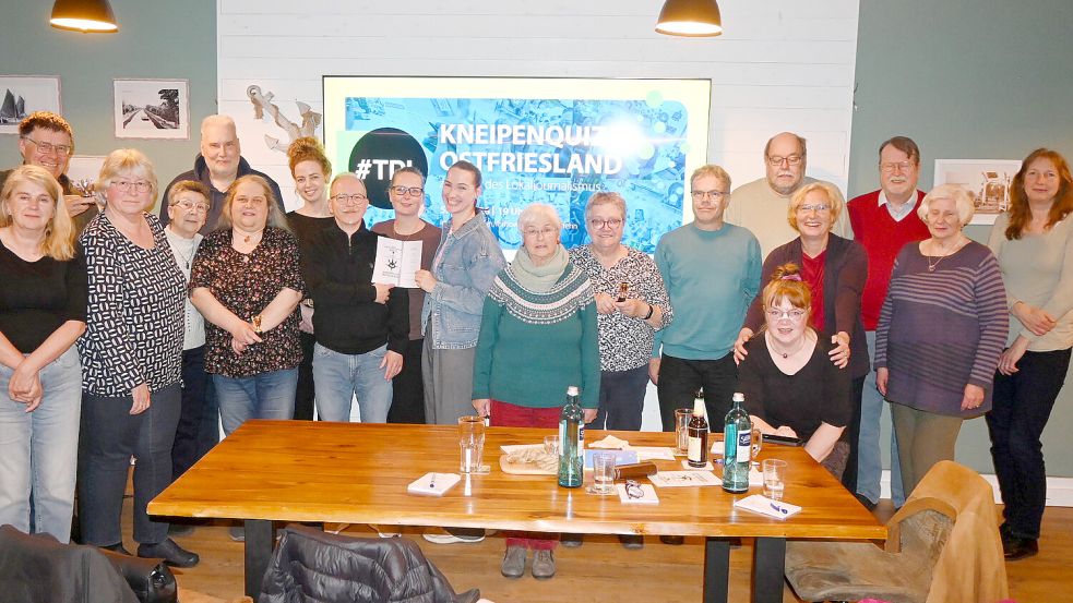 Gewonnen hatten am Ende alle - an Wissen über den Lokaljournalismus und Spaß am Kneipenquiz: Gruppenbild mit allen Teilnehmenden im Ankerplatz sowie die beiden GA-Redakteurinnen Marion Janßen und Astrid Fertig, die das Quiz moderiert hatten. Foto: Holger Weers