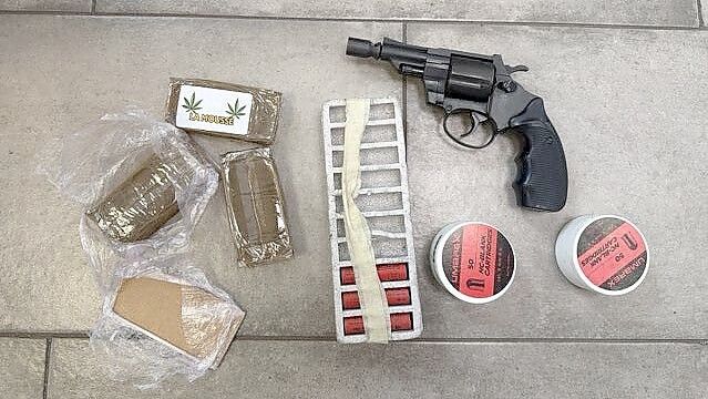Auf einem Foto zeigt die Polizei einen Teil der Drogen und Waffen, die am Dienstag sichergestellt wurden. Foto: Polizeidirektion Osnabrück