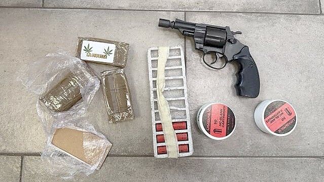Auf einem Foto zeigt die Polizei einen Teil der Drogen und Waffen, die am Dienstag sichergestellt wurden. Fotos: Polizeidirektion Osnabrück