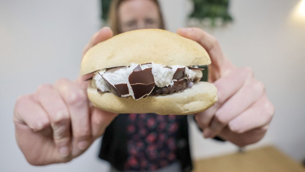 Schokokuss-, Schaumkuss- oder auch Matschbrötchen: Es gibt viele Bezeichnungen für die vor allem bei Kindern beliebte „Süßigkeit“. Auf Juist entschied man sich aber für eine seit Jahren veraltete und diskriminierende Bezeichnung – auch aus „nostalgischen“ Gründen. Symbolfoto: Claus Hock