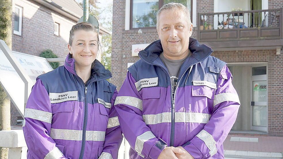 Nancy Janßen aus Leer und Tomas Sanders aus Burlage leiten die Psychosoziale Notfallversorgung, PSNV, im Landkreis Leer. Die 16 Mitglieder der Einheit kümmern sich nach einem Unglück, wenn gewünscht, um Angehörige, Betroffene und Einsatzkräfte. Der Bedarf wachse, sagt Sanders. Archivfoto: Luca Hagewiesche
