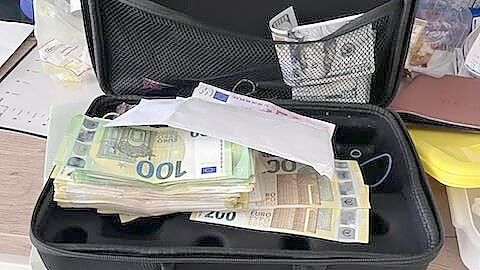 Die Polizei stellte neben Drogen und Waffen auch eine große Mengen Bargeld sicher. Foto: Polizei