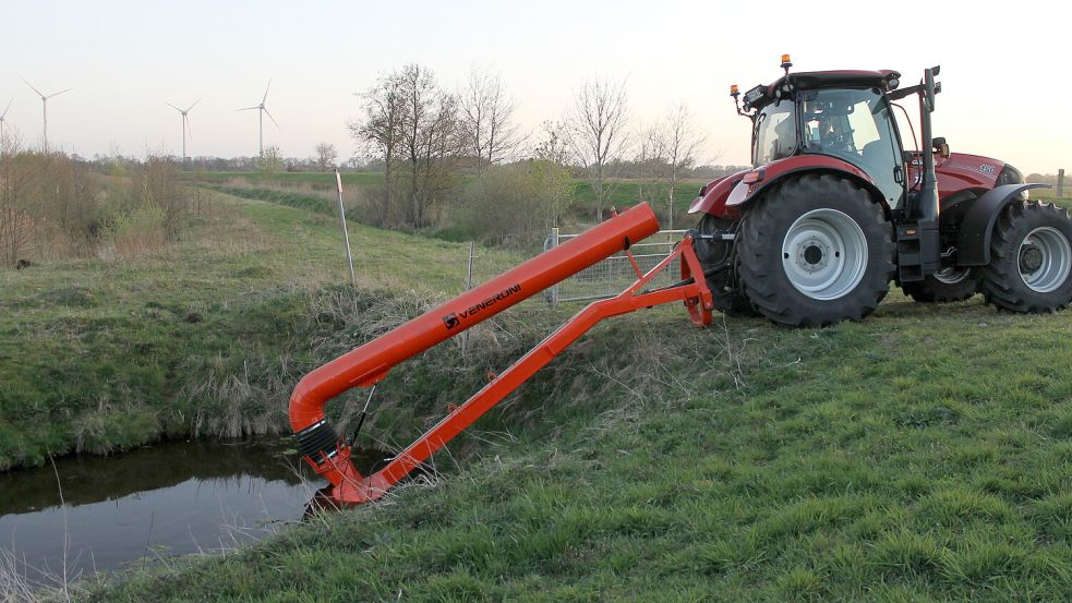Die Zapfwellenpumpe wird am Traktor betrieben und fördert bis zu 500 Liter pro Sekunde – gedacht für schnelle Hilfe bei Überflutungen. Foto: Gemeinde Apen