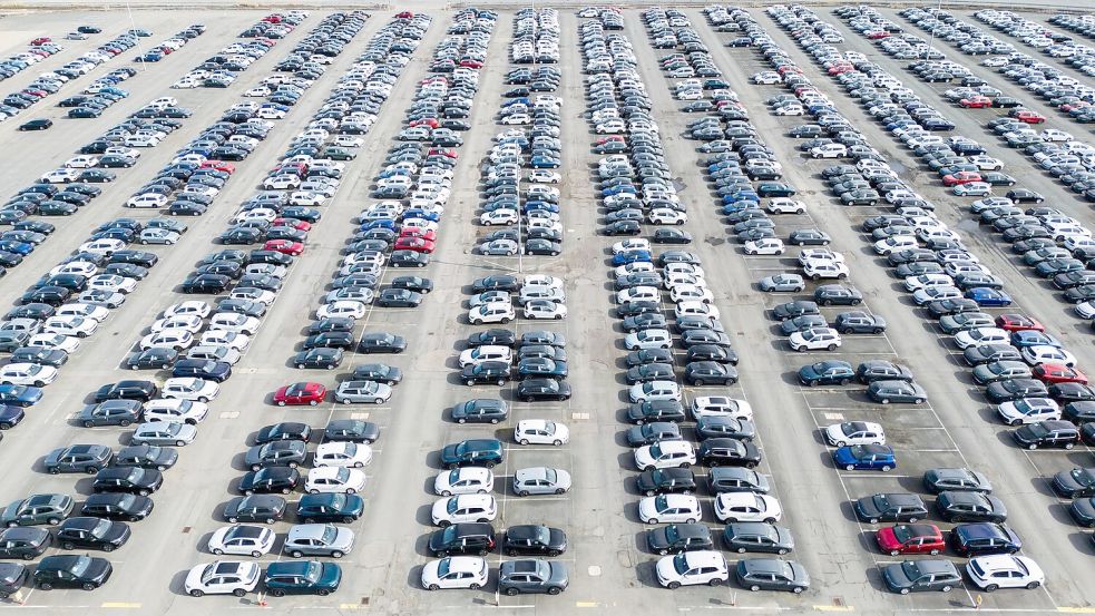 Mit seinen Äußerungen verunsichert US-Präsident Trump Autobauer wie Volkswagen. (Archivbild) Foto: Julian Stratenschulte
