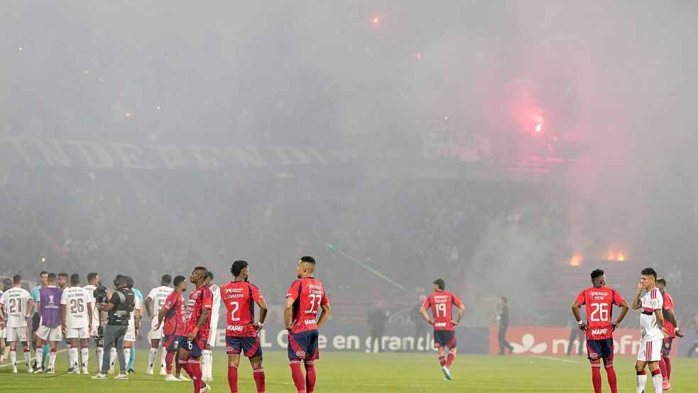 Fans von Medellin sorgen für den Spielabbruch. Foto: Fernando Vergara/AP/dpa