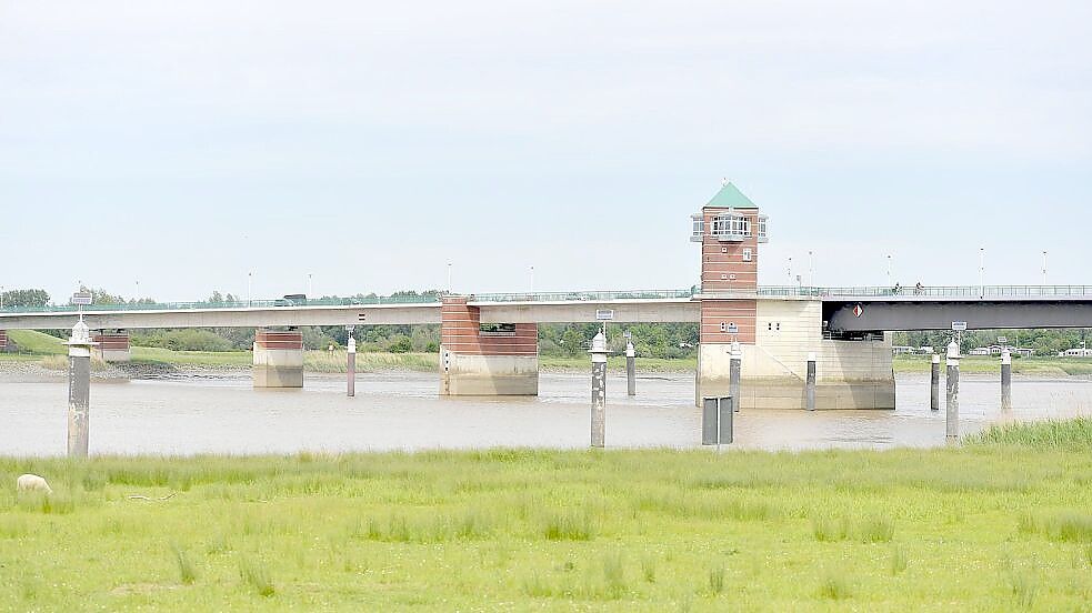 Die Jann-Berghaus-Brücke in Leer bleibt Ende des Monats an mehreren Tagen für den Verkehr gesperrt. Foto: Bodo Wolters/Archiv