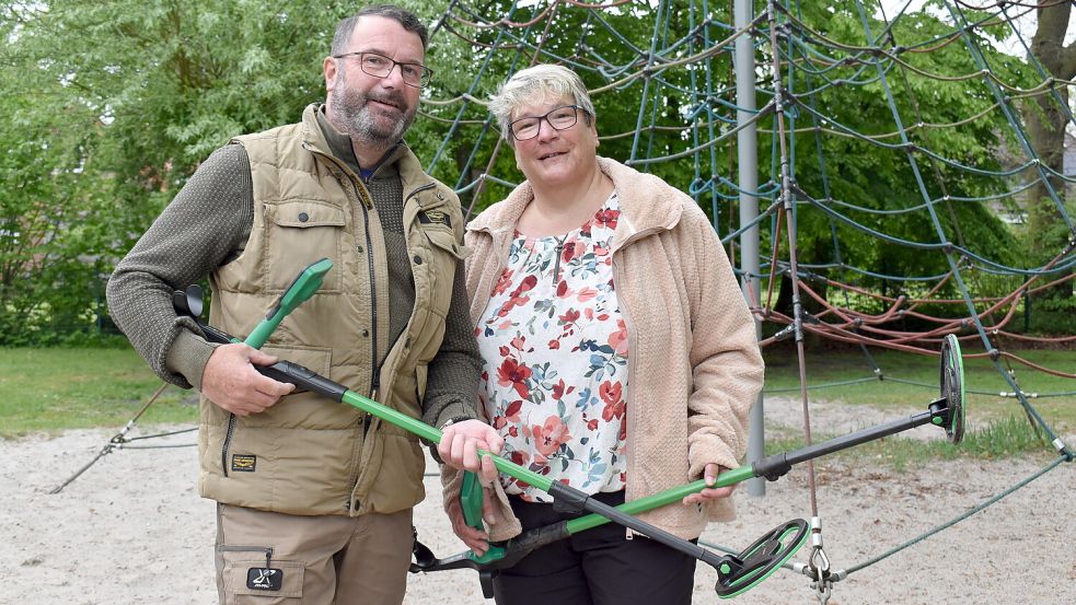 Ronny und Anke Krietsch vom SV Sprint Westoverledingen haben das Projekt „Kleine Umwelthelden im Einsatz“ ins Leben gerufen. Foto: Henrik Zein
