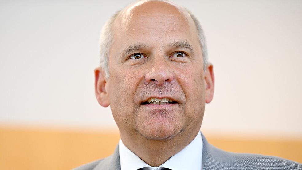Roman Poseck, Innenminister von Hessen, kritisiert unter anderem Merz und Habeck. Foto: dpa/Arne Dedert