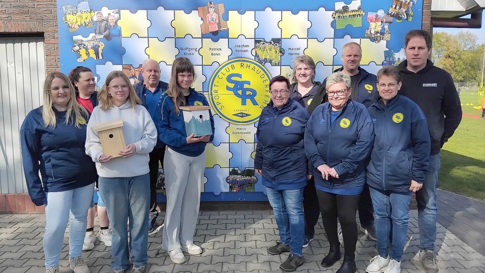 Simone Kramer (von links), Melanie Amtor, Kimberly Wirth, Joachim Koslitz, Celina Wirth, Meike Gruttmann, Andrea Meiners, Elvira Koslitz, Uwe Wirth, Britta Wirth, Markus Sievers (Hegering) gestalteten den Umwelttag 2026. Foto: Clarissa Scherzer