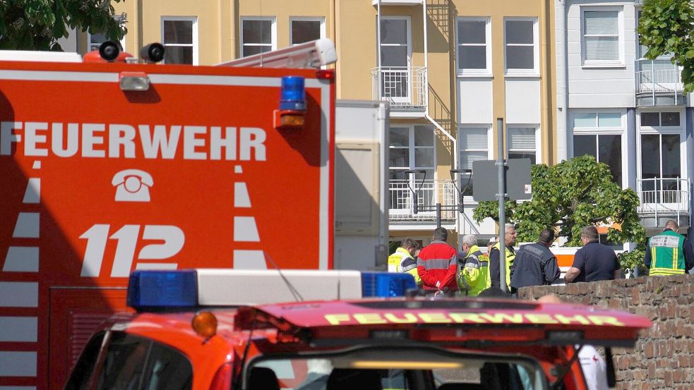 Rettungswagen, Polizisten und Polizeifahrzeuge stehen in der Nähe des Einsatzortes. Foto: Sascha Ditscher