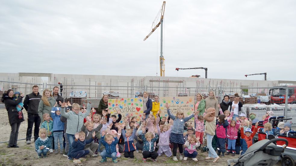Mit zwei Tafeln voller bunter Handabdrücke, die am Zaun der Baustelle für den kommunalen Kindergarten-Neubau in Idafehn befestigt wurden, bedankten sich die 115 Osterfehntjer Kinder bei den Bauarbeiten für deren Einsatz für ihre neuen Räumlichkeiten. Foto: Astrid Fertig