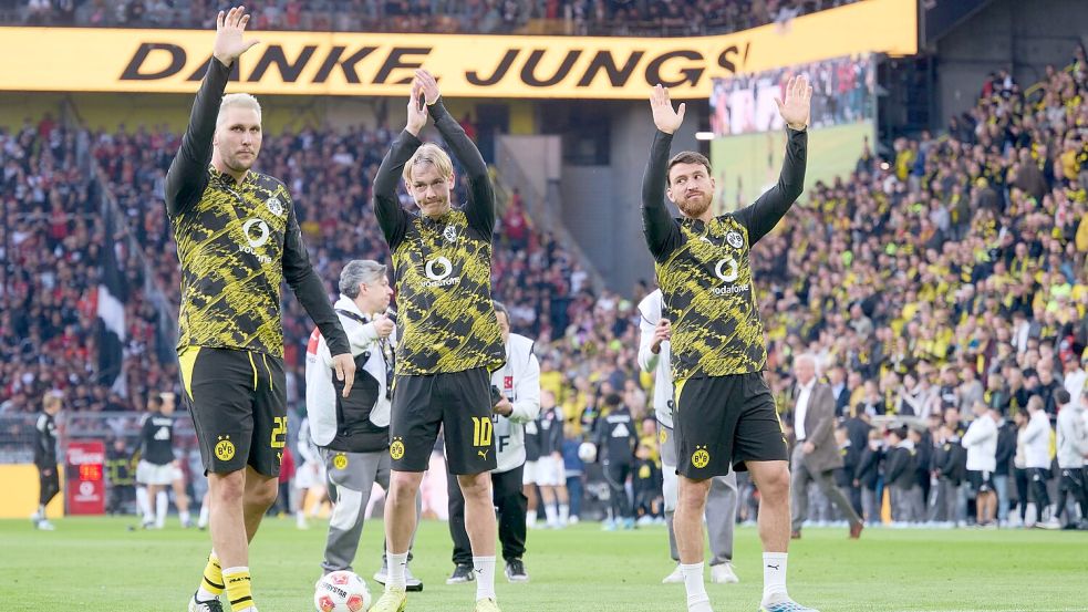 Die BVB-Abgänge Niklas Süle (l), Julian Brandt (m) und Salih Özcan (r) wurden vor dem Spiel verabschiedet. Foto: Bernd Thissen