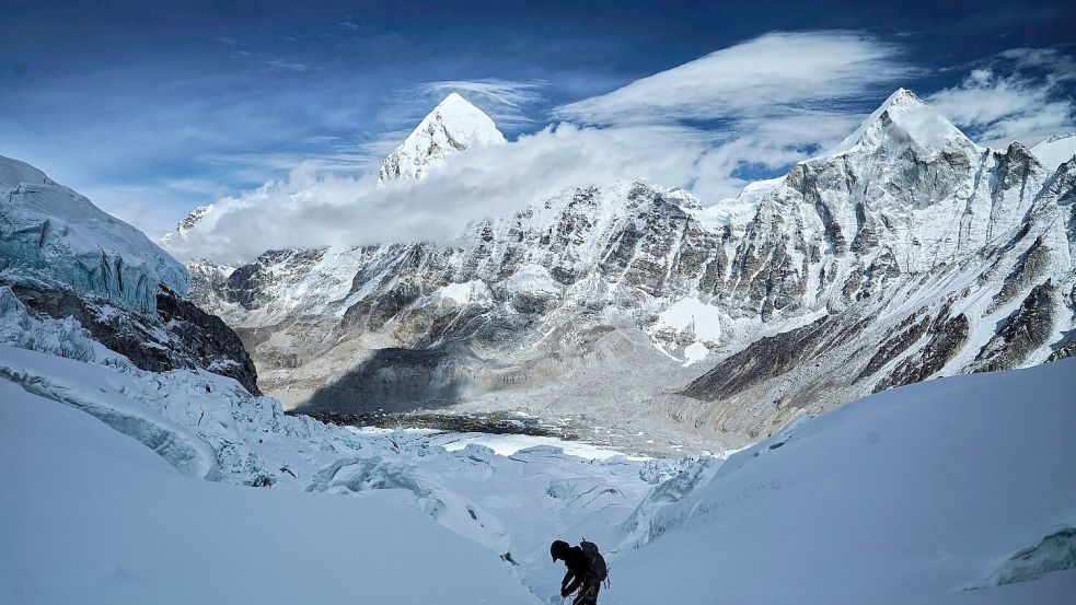 Ein Bergsteiger klettert zum Everest-Basislager ab. (Foto Archiv) Foto: Pasang Rinzee Sherpa/AP/dpa