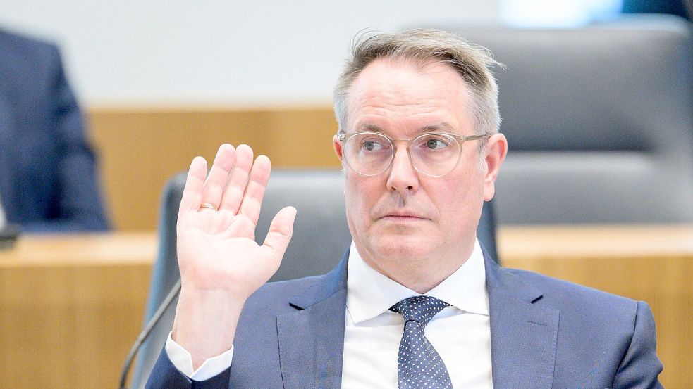 Der Ministerpräsident von Rheinland-Pfalz, Schweitzer (SPD), spricht von einem Warnschuss. Foto: Hannes P Albert/dpa