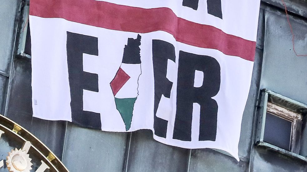 Der Ausschnitt zeigt den strittigen Teil des Banners in Emden. Foto: Claus Hock