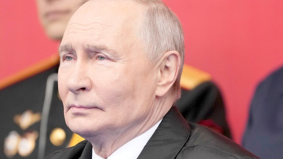 Kremlchef Wladimir Putin konnte nach einer von US-Präsident Donald Trump vermittelten Waffenruhe ungestört die Militärparade auf dem Roten Platz abnehmen. Foto: Pavel Bednyakov