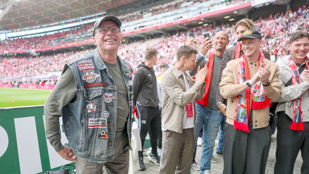 Aufstiegstrainer Ralf Rangnick (l.) zog sich eine Fankutte an. Foto: Jan Woitas