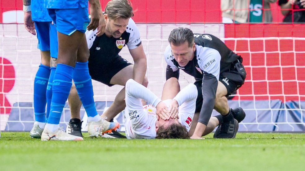 VfB-Stratege Angelo Stiller musste behandelt werden. Foto: Tom Weller